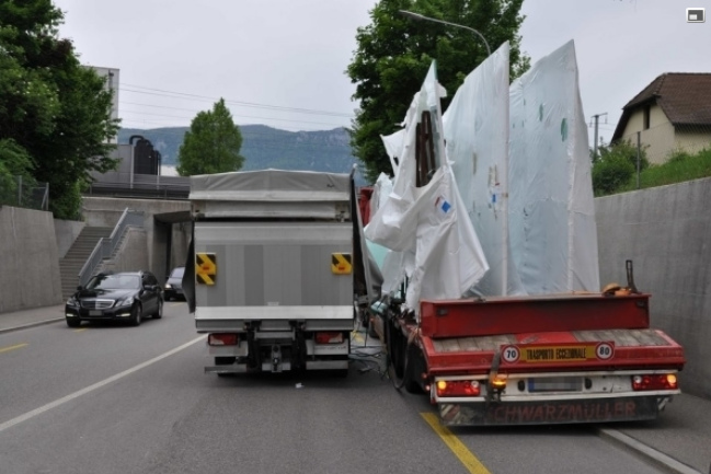 Zuchwil: Lastwagen gegen
                    Brcke mit Glasscheiben, 19. Mai 2017