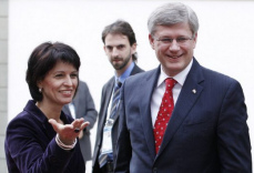Die schweizer
                Wirtschaftsministerin Doris Leuthard mit dem kanadischen
                Premierminister Stephen Harper im Oktober 2010