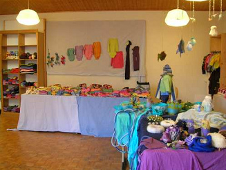 Beispiel eines Verkaufsstandes an
einem Basar einer Steiner-Schule (hier
Ittigen mit einem Wollsachenstand) Beispiel eines Verkaufsstandes an
einem Basar einer Steiner-Schule (hier
Ittigen mit einem Wollsachenstand)