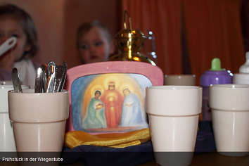 Steiner-Wiegestube mit Büffet und
"christlichem" Heiligenbild Steiner-Wiegestube mit Büffet und
"christlichem" Heiligenbild