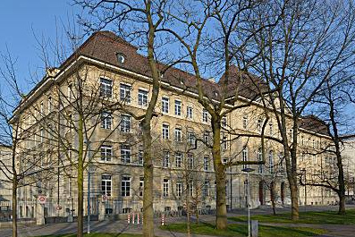 Das Foltergymnasium MNG
Basel, De-Wette-Schulhaus in Basel,
De-Wette-Strasse 7 gegenüber dem
Hauptbahnhof Das
Foltergymnasium MNG Basel,
De-Wette-Schulhaus in Basel,
De-Wette-Strasse 7 gegenüber dem
Hauptbahnhof