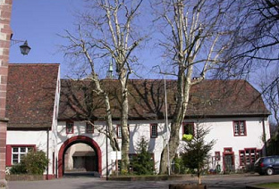 Das Waisenhaus Basel
                          beim Wettsteinplatz, der Eingang. In den
                          1970er Jahren verschwanden hier reihenweise
                          Kinder...