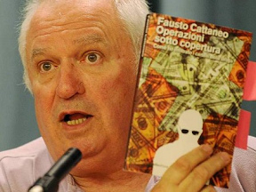 Fausto Cattaneo
                              mit einem seiner Aufkl�rungsb�cher �ber
                              Mafia-Machenschaften