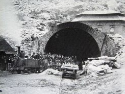 Beim Bau des
                        Gotthard-Eisenbahntunnels waren vorwiegend
                        Italiener besch�ftigt