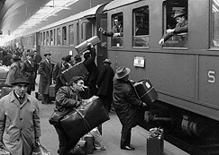 Italienische
                        Saisonniers bei der Abfahrt aus der Schweiz