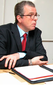 Der falscher Erste
                  Staatsanwalt Thomas Hug, Profil von 2007 - ein
                  Hochstapler und Lohnbetr�ger, wo vielleicht nicht
                  einmal der Name stimmt...