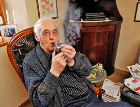 Der hochkriminelle
                          Helmut Hubacher wirkt mit seiner Pfeife
                          "cool", aber er ist es ganz und gar
                          nicht, wenn er gleichzeitig einen Geheimdienst
                          P27 organisiert, Existenzen von Menschen
                          planm�ssig zerst�rt, P�sse klaut, Konten
                          beklaut, Ausl�nder �ber die ganze Welt
                          verfolgt und vor der Wahrheit wegrennt, wenn
                          H. ihm begegnen will...