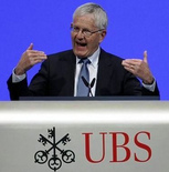 Der hochkriminelle Kaspar
                    Villiger bei der UBS AG (hier im Jahre 2010) ist
                    kein Bankier, sondern ist ein Zigarrenproduzent,
                    Drogendealer und wahrsch. M�.