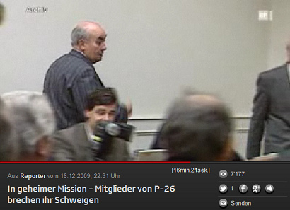 Efrem Cattelan bei einer
                                Pressekonferenz im Bundeshaus in Bern am
                                7.12.1990, 01