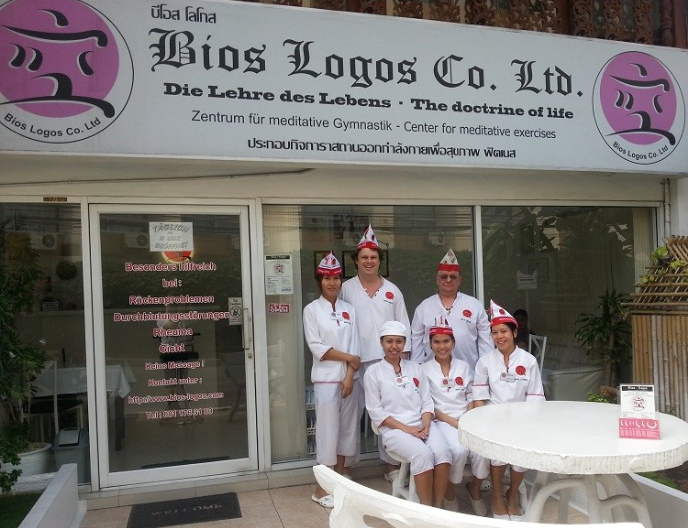 Bios-Logos-Klinik in Pattaya
                in Thailand mit Reiner Niessen (hinten rechts), Naklua
                Road, Soi (Nebenstrasse) 12, Pattaya