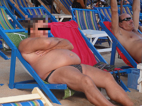Pattaya-Strand, ein 200kg-Mann
                                    ("Biermolch"), ein
                                    typischer "Kunde" f�r
                                    junge Thai-Frauen vom Lande, die
                                    meinen, 200kg seien normal...