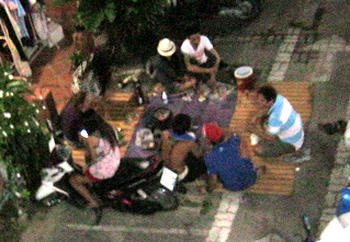 Drogendealer-Bande in Pattaya
                                    in Thailand 2013, die leben nur in
                                    der Nacht... (Foto von Michael
                                    Palomino)