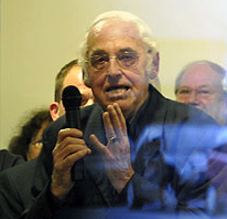 Der
                          hochkriminelle Helmut Hubacher (hier 2008)
                          beurteilt Menschen meistens nur gem�ss den
                          Geheimdienst-Eintr�gen (Fichen), wobei viele
                          Eintr�ge erfunden sind!