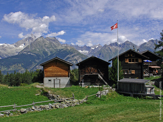 B�rchen,
                      Holzh�user mit schweizer Fahne