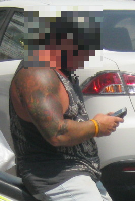 Schweizer Nazis mit grossen T�towierungen und
              Milit�rhelmen in Pattaya, die bei der Spionage des P27
              "helfen" f�r bis zu 1000 Franken pro Tag...