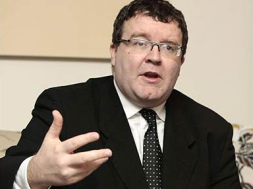 Der englische
                            Politiker Tom Watson liess sich durch
                            Drohungen von kriminellen P�dophilen nicht
                            einsch�chtern