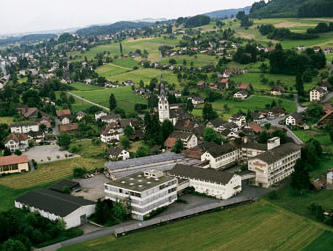 Die Zigarrenfabrik
              Villiger&S�hne in Pfeffikon (Kanton Aargau) mit
              fleissiger Zigarrenproduktion, aber auch Drogenhandel mit
              Kuba - hier ist der Ursprung des weltweiten Kontaktnetz
              von Kaspar Villiger