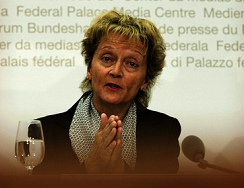 Die schweizer Finanzministerin
                        Widmer-Schlumpf in einer betenden Haltung - sie
                        deckt jegliche Geldw�scherei in der UBS AG