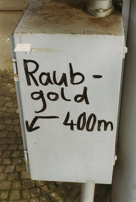 Graffiti
              "Raubgold 400m" in Richtung Nationalbank, Z�rich
              1997