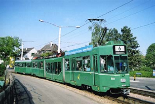 Basler
                            Verkerhsbetriebe (BVB), S�nften-Triebwagen
                            mit Anh�nger auf der Linie 6 in Riehen