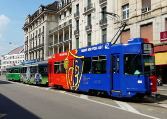 Basler
                      Tramtriebwagen in FCB-Farben mit VW-Anh�nger
                      (2013)