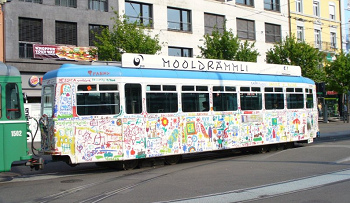 Von
                      Kindern angemalter Tramanh�nger
                      "Mooldr�mmli" (2007)