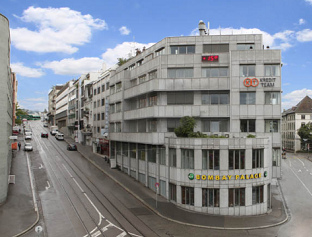 Die Innere
                          Margarethenstrasse in Basel: Oben wartet eine
                          vierspurige Kreuzung mit den schlimmsten
                          Weichen des Netzes, die lange ohne Ampel war -
                          und es "chl�pfte" dort regelm�ssig,
                          wenn ortsunkundige Lastwagenchauffeure nichts
                          von dieser Tramlinie wussten...