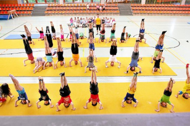 Kopfstand-Gruppe in
              Dotternhausen in Deutschland
