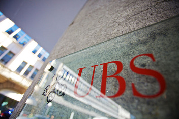 Log der UBS AG an einer
                  Granitwand