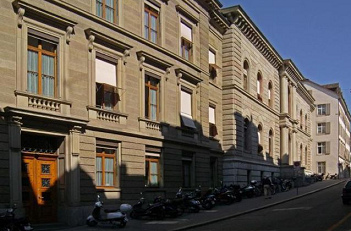 Das Zivilgericht
                    Basel-Stadt an der B�umleingasse - in diesen grauen
                    H�usern wurden systematisch Intrigen und Man�ver
                    gegen die Familie H. geschmiedet