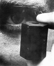 Gummischrot: Ein Gummigeschoss
                                passt genau ins Auge - eine der Waffen
                                der Nazi-Polizei in Z�rich