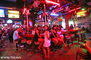 Whisky-Bar in Phuket
                          in Thailand: Wenn die Haupteinnahmequelle
                          eines Staates aus Whisky-Bars besteht, dann
                          wird im ganzen Staat das Hirn vernichtet...