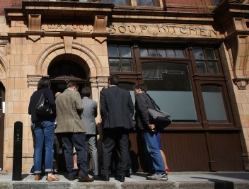 Das
                        Haus von Adoboli in London mit Reportern, 2011