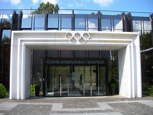 Der
                        Haupteingang des Internationalen, Olympischen
                        Komitees IOK (IOC)