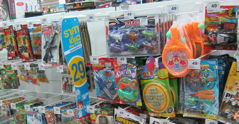 Spielzeugregal im
                Einkaufszentrum BigC in Pattaya 2013 mit Pingpong,
                Kampfflugzeugen und Plastikpistolen