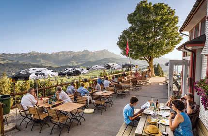 Schweizer lieben die
                        Wanderung auf eine Restaurant-Terrasse