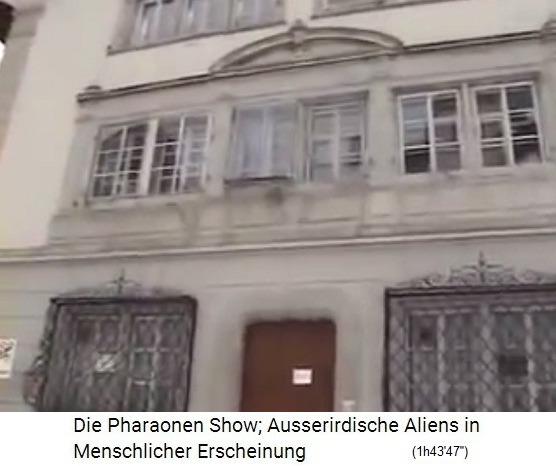 Schwyz Zentrum, Haus mit
                            Sonnenhieroglhyphe unter einem Fenster in
                            Rombusform