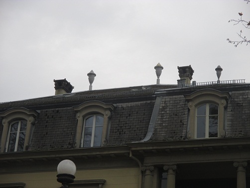 Langenthal Jurastrasse
                                        Villa Rufener, Kelche und
                                        Knospen auf dem Dach