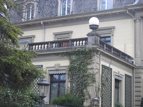 Langenthal Jurastrasse
                        Villa Rufener, Kelch mit Kugel als Lampe auf dem
                        Balkongel�nder