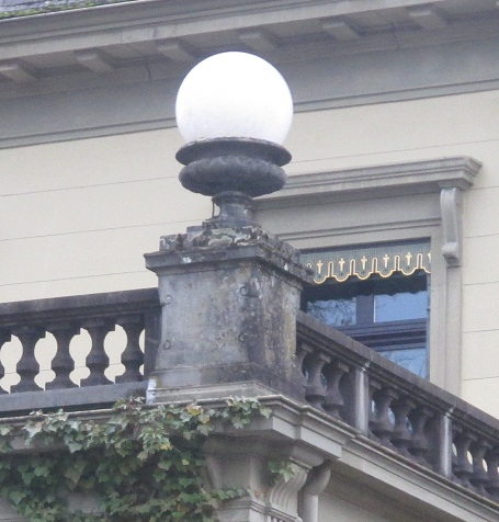 Langenthal
                        Jurastrasse Villa Rufener, Kelch mit Kugel als
                        Lampe auf dem Balkongel�nder, Zoom