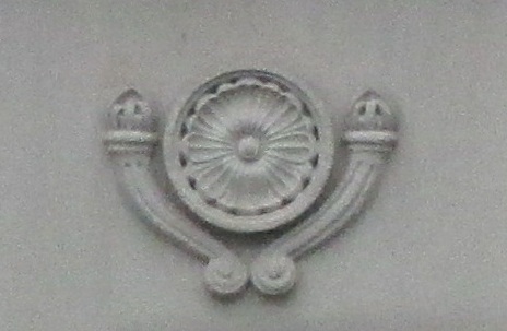 Langenthal Jurastrasse Villa 2 mit
                            Sonnenhieroglyphe Zoom: Kugel im Kelch