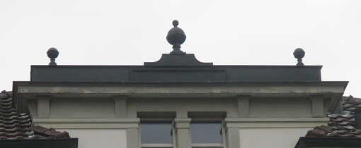 Langenthal
                        Jurastrasse Villa 2: Kelche und Knospe auf dem
                        Dach Zoom