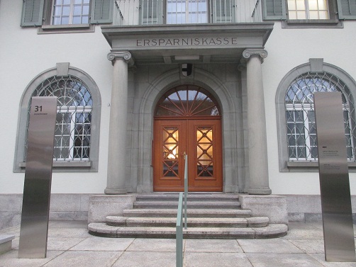 Der tempelartige
                            Eingang der Ersparniskasse Langenthal -
                            nicht sehr rollstuhlfreundlich