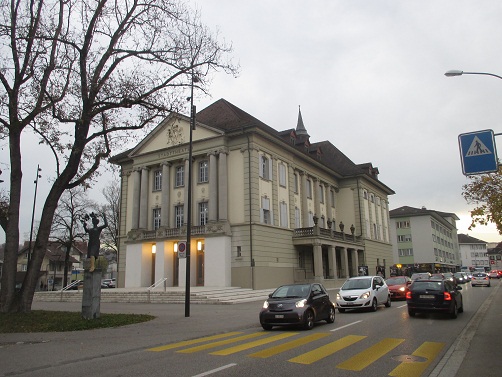 Langenthal Stadttheater mit
                        Pyramidengiebel, Kelchen, Knospen,
                        Sonnenhieroglyphen und Kugel f�r die
                        Weltdominanz