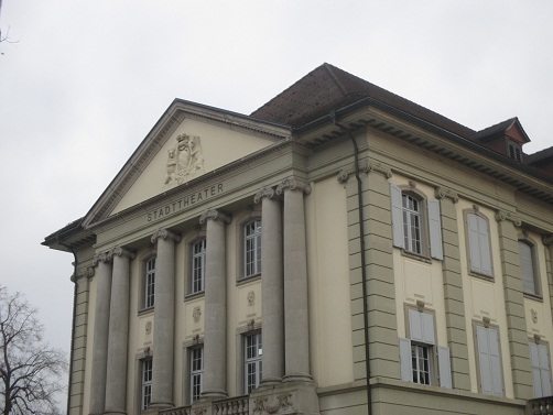 Langenthal Stadttheater mit
                        Pyramidengiebel und Sonnenhieroglyphe drin,
                        Zoom