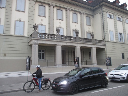 Langenthal Stadttheater mit 4 Kelchen mit
                        Knospen undd Sonnenhieroglyphen mit K�pfen