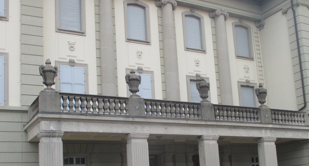 Langenthal Stadttheater mit 4 Kelchen mit
                        Knospen und Sonnenhieroglyphen mit K�pfen, Zoom