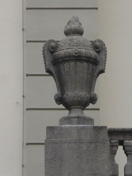 Langenthal Stadttheater,
                                        Kelch mit Knospe, Zoom