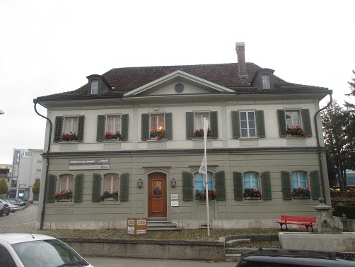 Langenthal
                        Museum mit Pyramidengiebel mit
                        Sonnenhieroglyphen-Fenster
