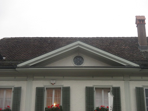 Langenthal Museum mit Pyramidengiebel mit
                        Sonnenhieroglyphen-Fenster, Zoom